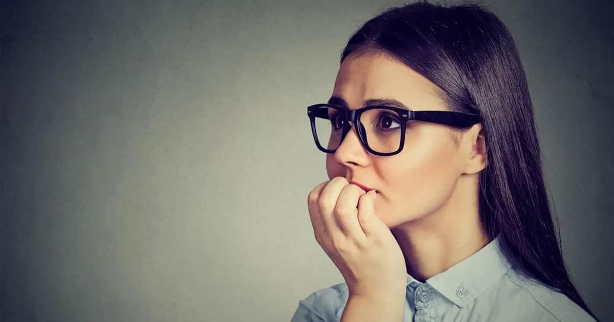 Skąd się bierze fobia społeczna? Odkryj przyczyny i czynniki ryzyka